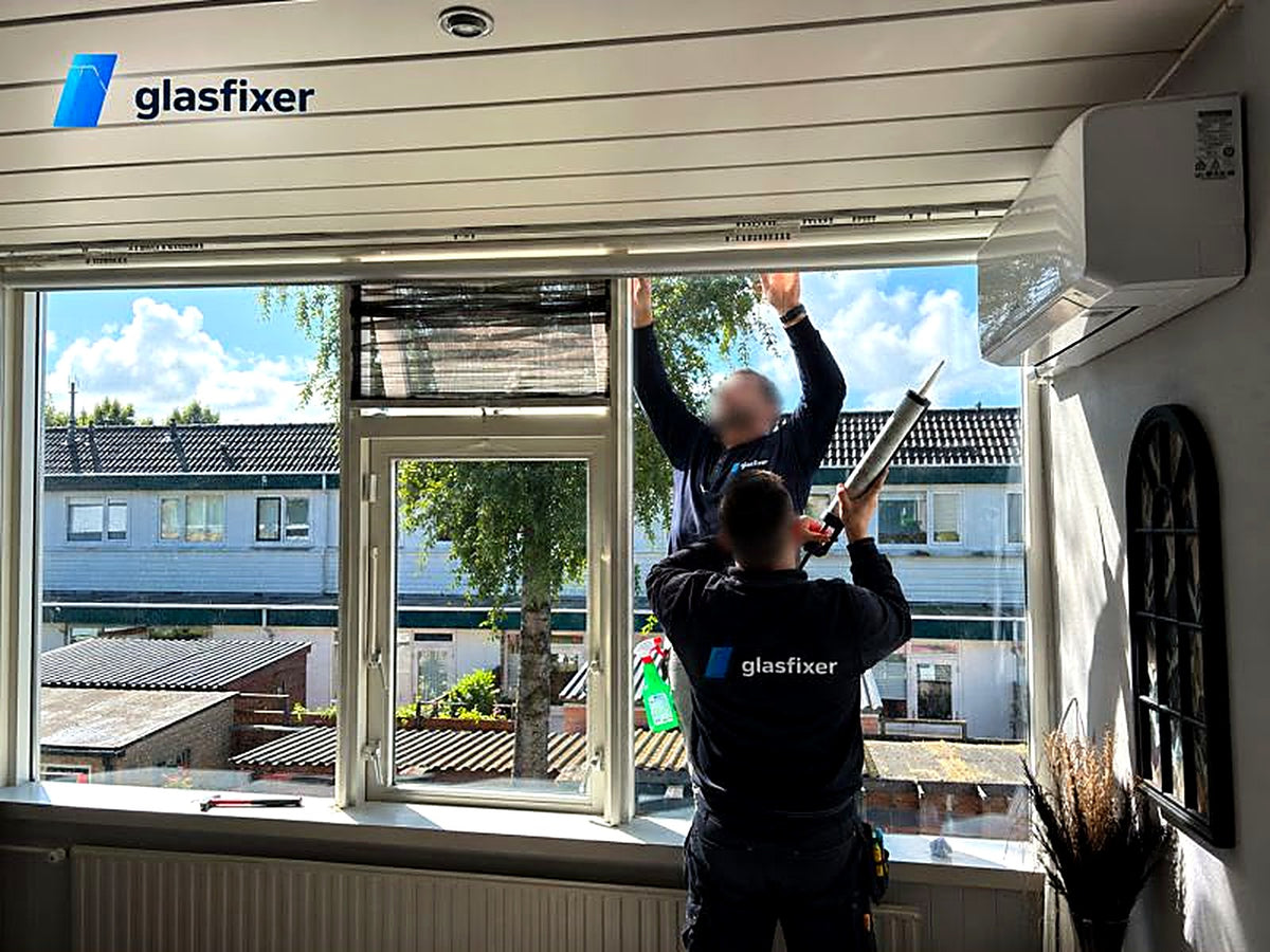 Glaszetter van Glasfixer plaatst een nieuwe ruit